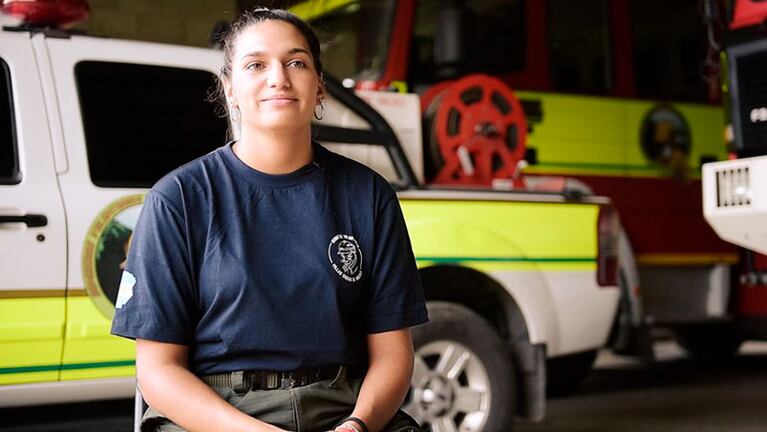 Tamara Toselli luce con orgullo su uniforme de bombera voluntaria.