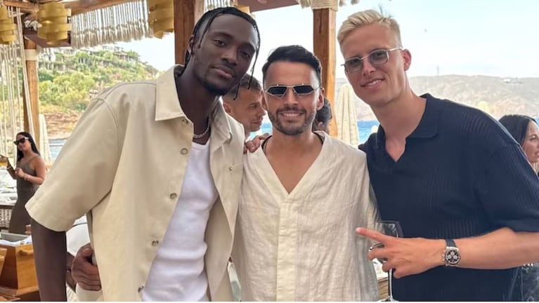 Tammy Abraham y Hordur Magnusson junto al que sería el promotor de las fiestas sexuales y de consumo de drogas.