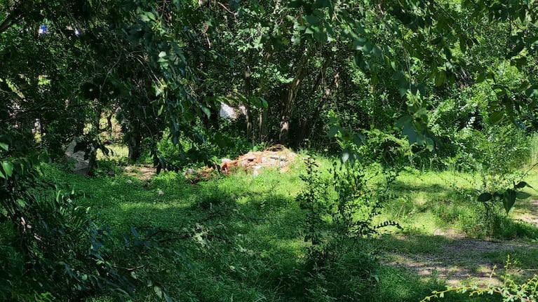 Tania fue hallada al lado de los escombros del baldío que colinda con el río.