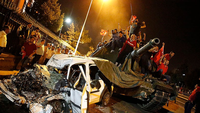 Tanque militar por las calles de Estambul.