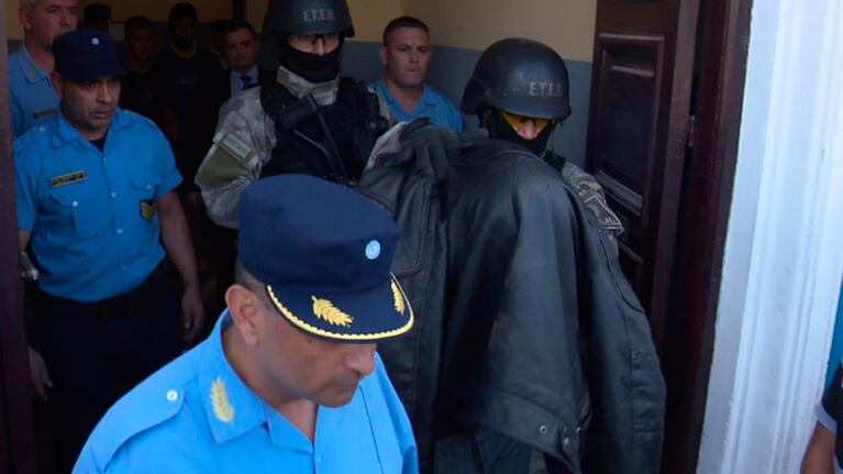 Tapado con una campera y mientras le gritaban "asesino", Loscalzo subió al patrullero.