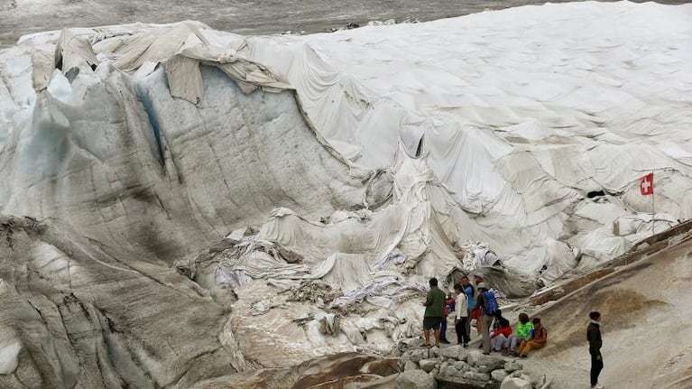 Tapan un glaciar con una sábana para que no se derrita