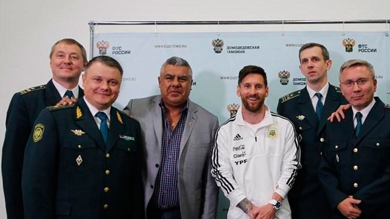 Tapia junto a Messi en el arribo a Rusia. / Foto: AFA.