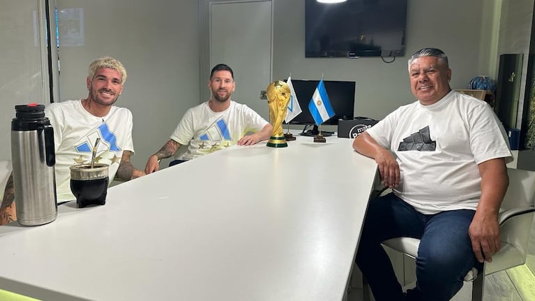 Tapia junto a Messi y De Paul.