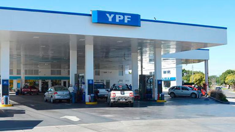 Tarjeta de débito o dinero en efectivo, las únicas opciones para abonar el combustible.