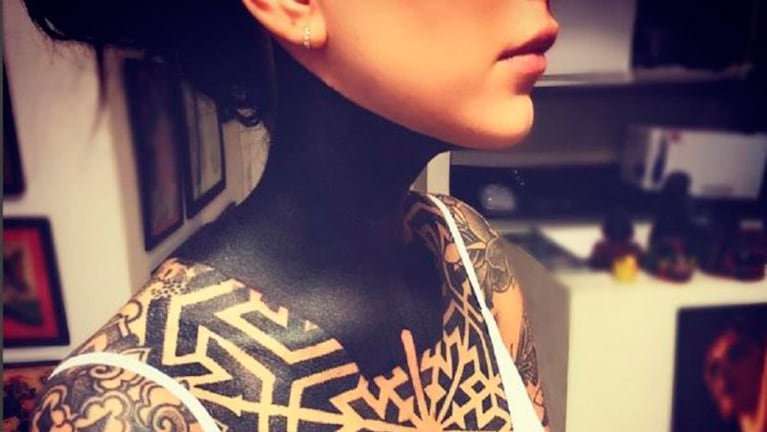 Tatuajes blackout: una moda peligrosa