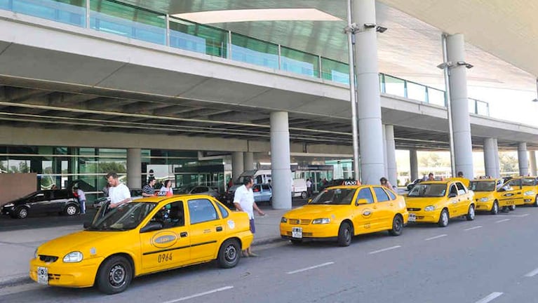 Taxis que presten servicio en el Aeropuerto Córdoba deberán desinfectar las unidades.