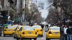 Taxis y remises reclamaron durante todo el día en distintos puntos de la ciudad.