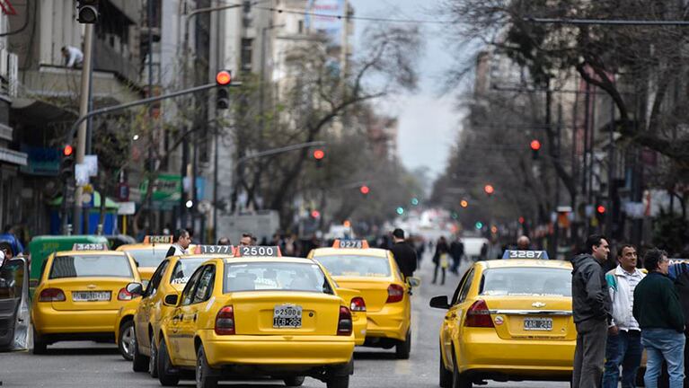 Taxis y remises reclamaron durante todo el día en distintos puntos de la ciudad.