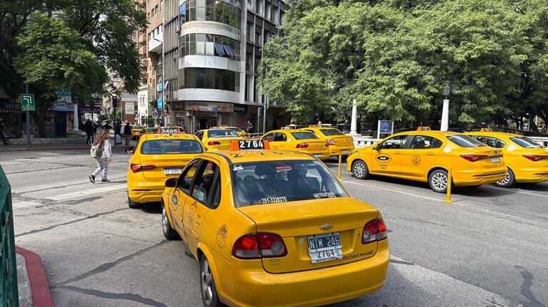 Taxista planean un paro general contra la habilitación de Uber en Córdoba. (Foto: Luchi Ibáñez)