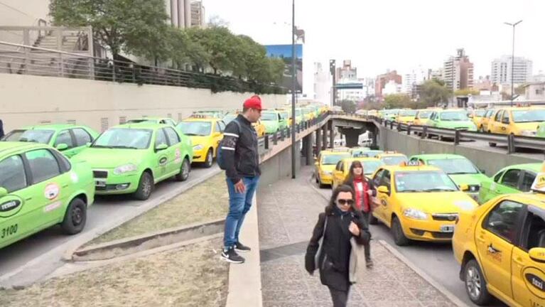 Taxistas y remiseros impidieron un evento de Uber en el Sheraton