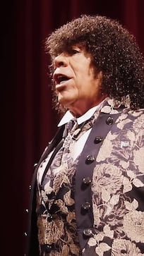 ¿Te imaginás a la Mona Jiménez cantando el himno en la gran final?