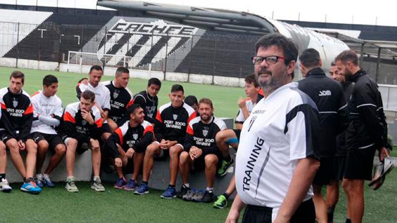 Tengo 4 para la defensa, 3 al medio, 3 delanteros...¿Y el "uno"dónde está? Parece pensar preocupado el técnico.