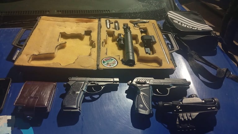 Tenían armas y otros elementos que fueron secuestrados.