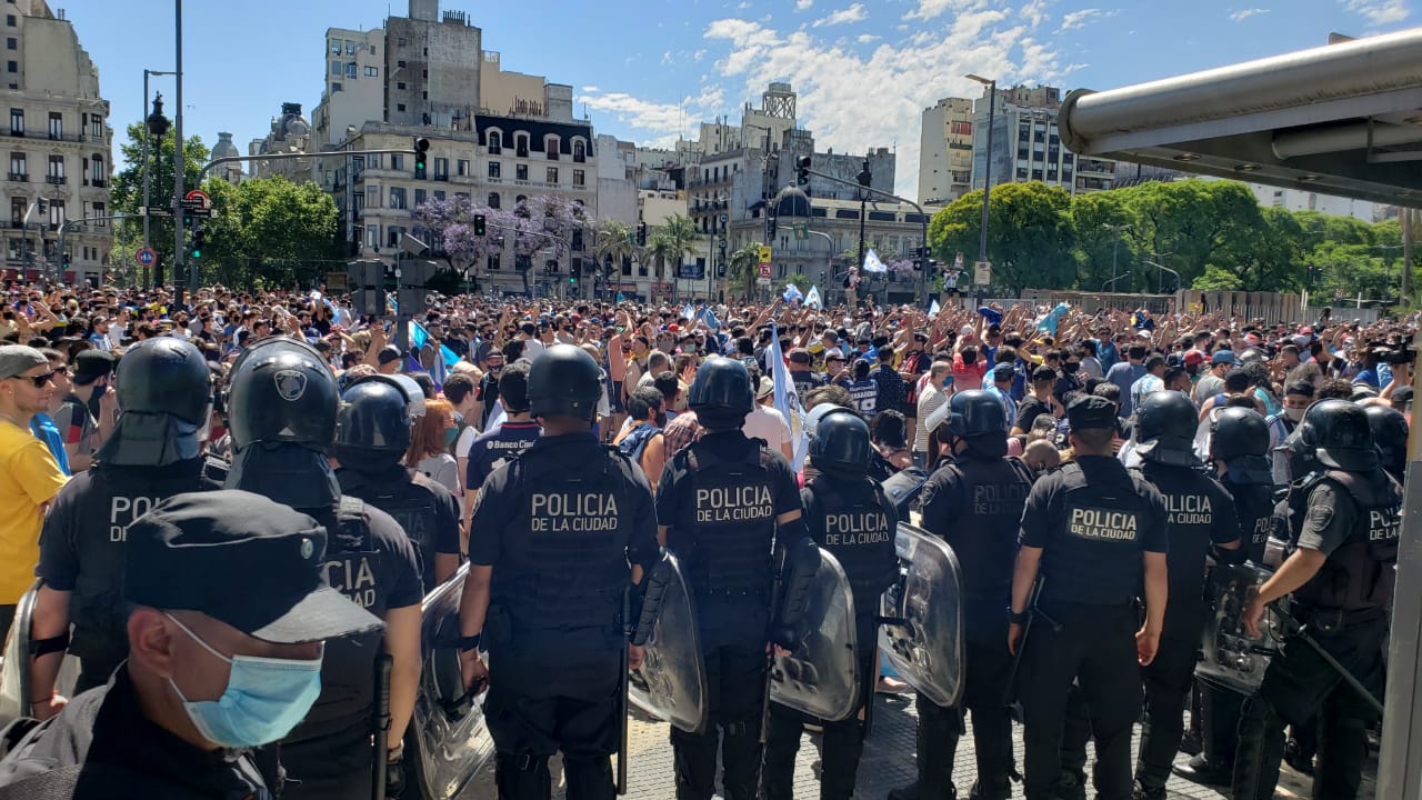 Tensión, corridas y enfrentamientos afuera de Casa Rosada. Fotos: Emmanuel Cuestas/ElDoce