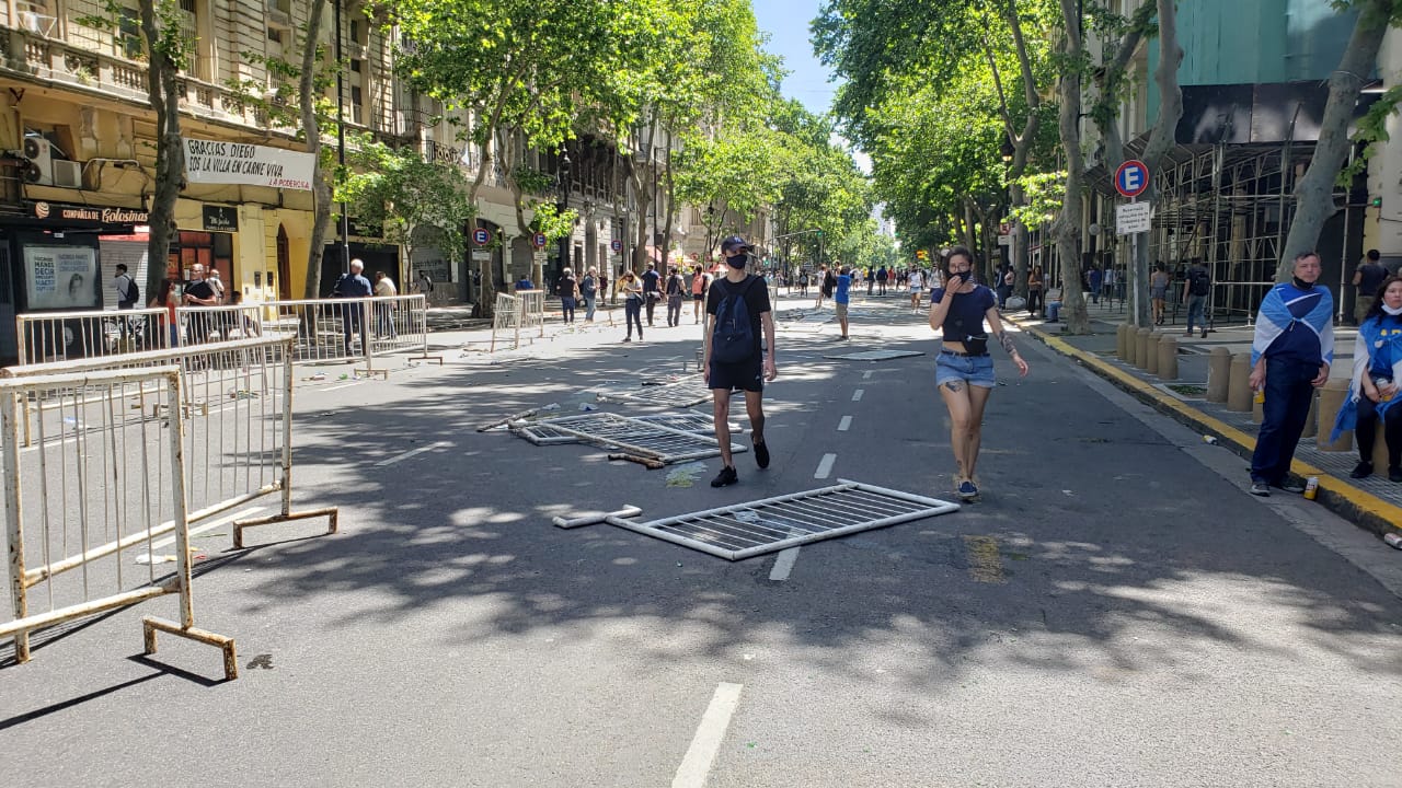 Tensión, corridas y enfrentamientos afuera de Casa Rosada. Fotos: Emmanuel Cuestas/ElDoce