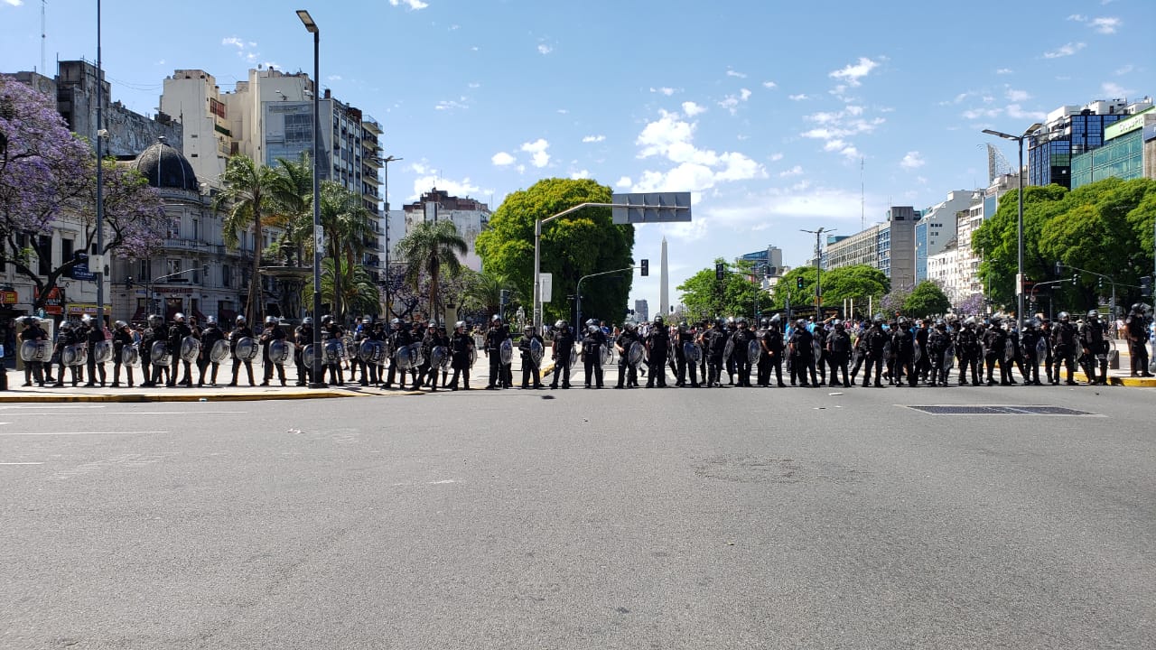 Tensión, corridas y enfrentamientos afuera de Casa Rosada. Fotos: Emmanuel Cuestas/ElDoce