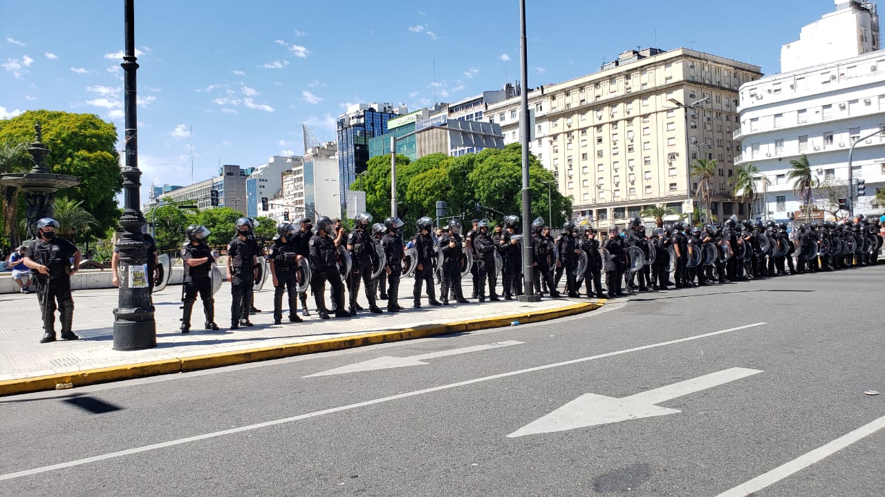 Tensión, corridas y enfrentamientos afuera de Casa Rosada. Fotos: Emmanuel Cuestas/ElDoce