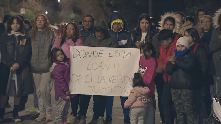 Tensión en Corrientes: vecinos tiran piedras y protestan en el lugar donde está la tía de Loan. (Foto: TN)