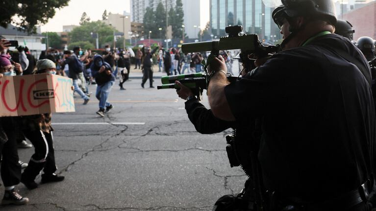 Tensión en las protestas de inmigrantes en Los Ángeles.