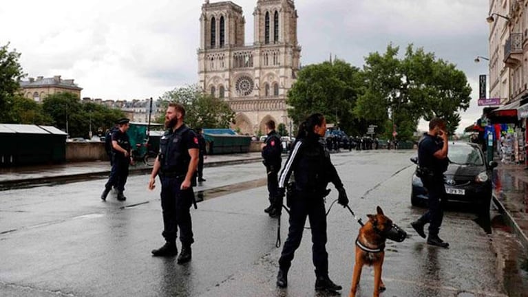Tensión en Notre Dame, tras el ataque a un policía