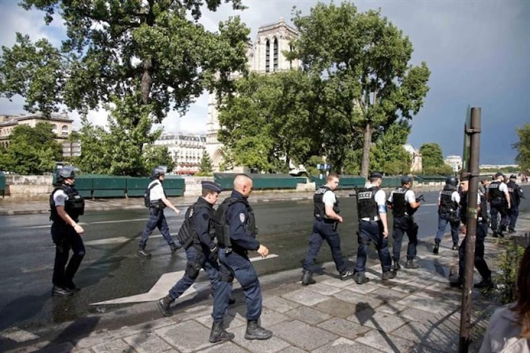 Tensión en Notre Dame, tras el ataque a un policía