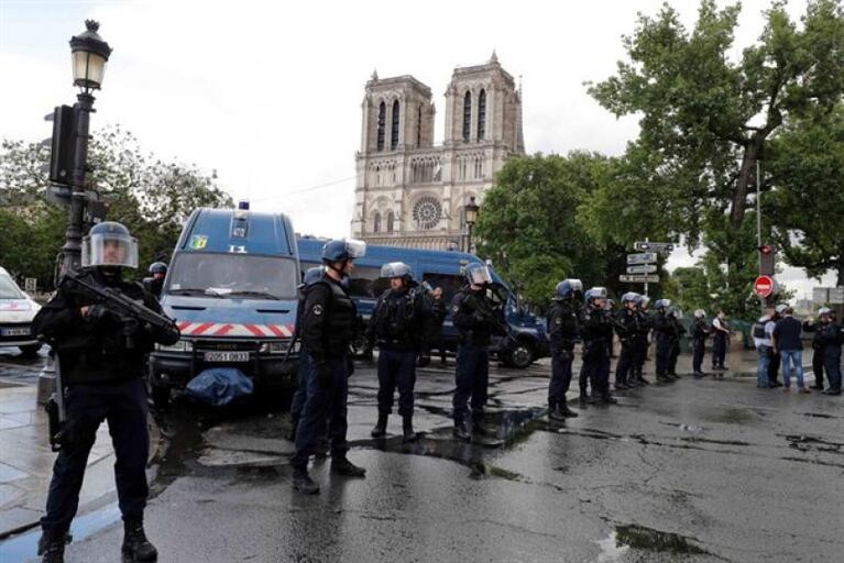 Tensión en Notre Dame, tras el ataque a un policía