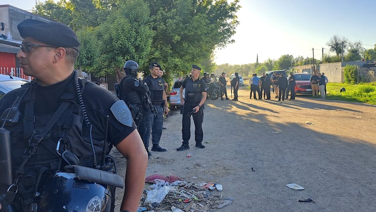 Tensión en un operativo policial en Villa El Nylon.