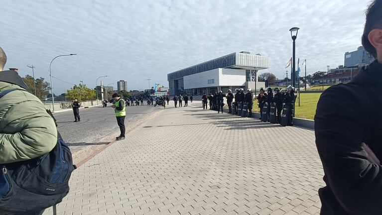 Tensión y caos de tránsito en el Concejo Deliberante por la marcha de taxistas contra las apps de viajes