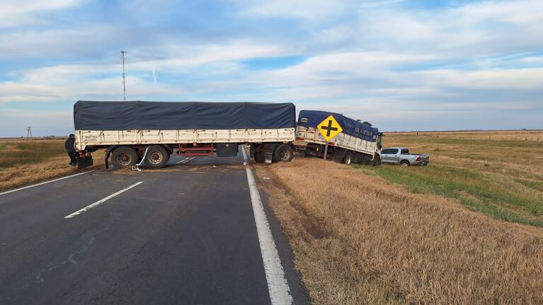 Terrible accidente en el sur de Córdoba: un muerto tras chocar de frente contra un camión