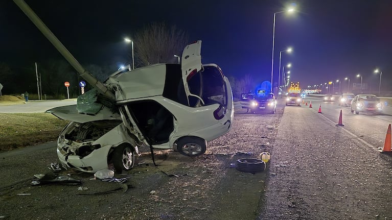 Terrible choque contra un poste en la Ruta 20: el auto quedó atravesado y doblado al medio