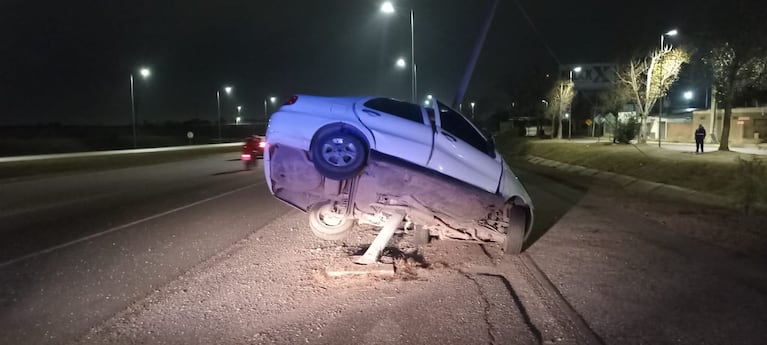 Terrible choque contra un poste en la Ruta 20: el auto quedó atravesado y doblado al medio