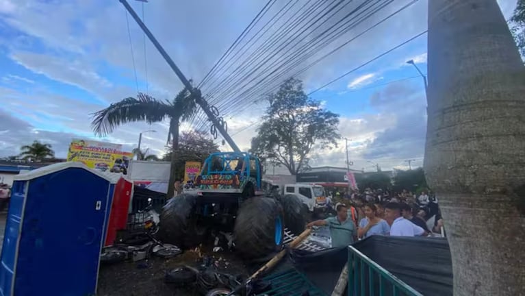 Terrible video: perdió el control de su monster truck, arrolló al público y mató a tres personas