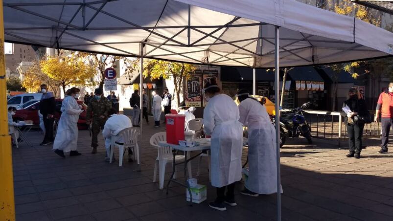 Testeos masivos y más de 50 trabajadores de la salud destinados al operativo.