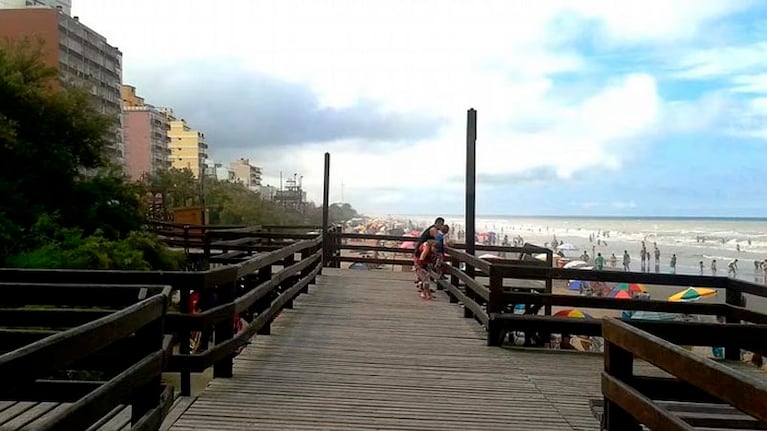 Testigos filmaron el inicio del ataque en la playa.