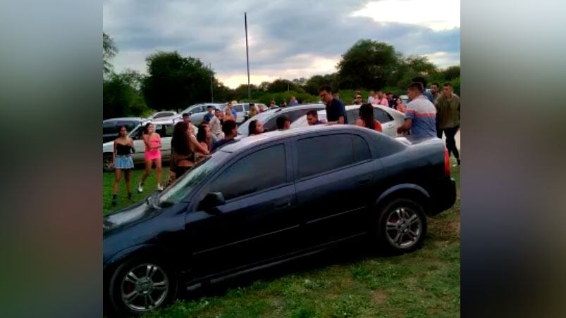 Testigos registraron la pelea con las cámaras de sus celulares.