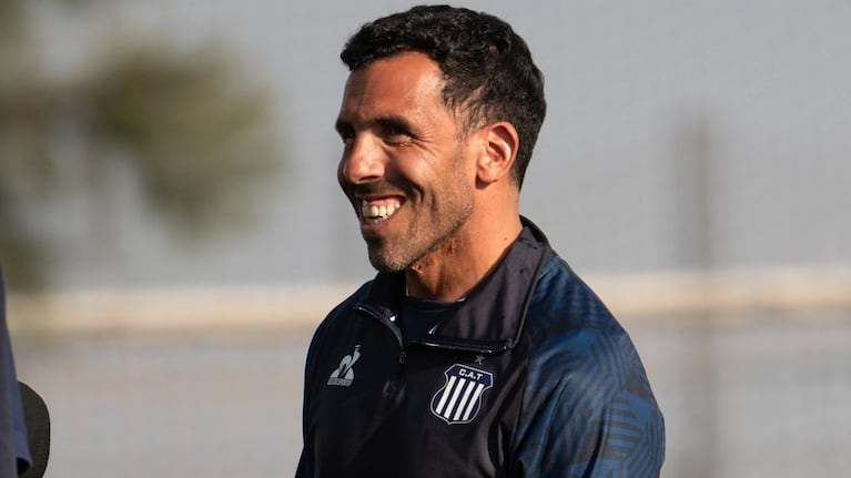 Tevez con la ropa de Talleres en el predio Nuccetelli.
