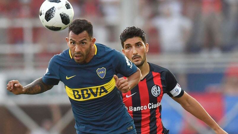 Tevez empató el partido para un Boca que no aprovechó la superioridad numérica.