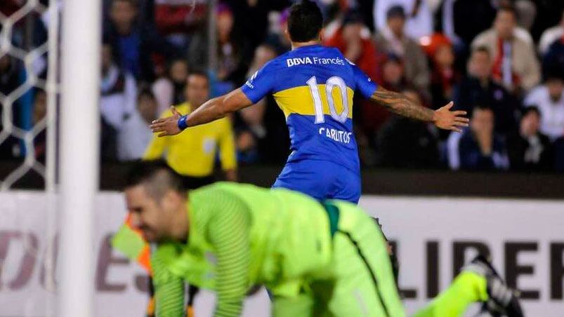 Tevez festeja, Anthony Silva se lamenta. Foto: Olé.