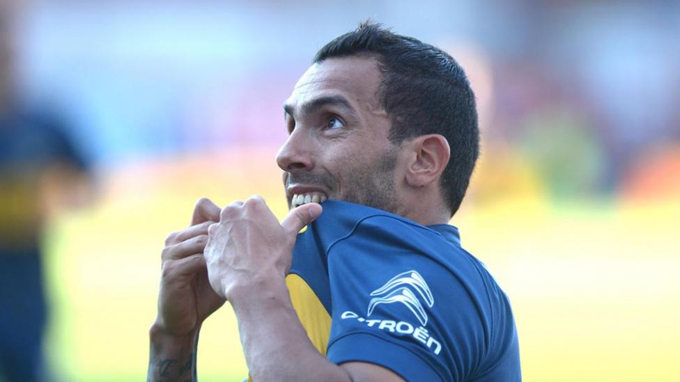 Tevez festeja uno de sus dos goles contra Argentinos. 