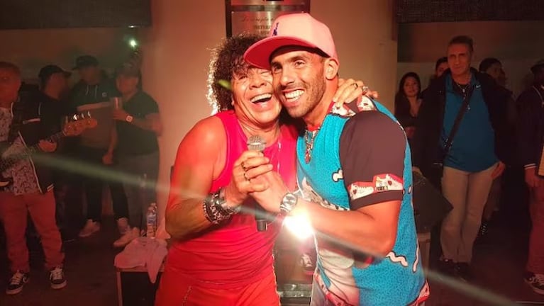 Tevez junto a La Mona en el Sargento Cabral año 2018.
