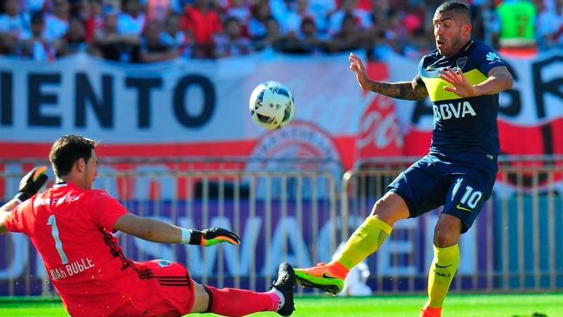 Tevez le ganó el duelo a Batalla y marcó dos goles. Foto: Clarín.