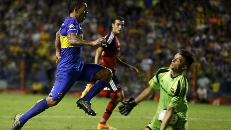 Tevez levanta la rodilla izquierda con la que golpeará a Unsain.