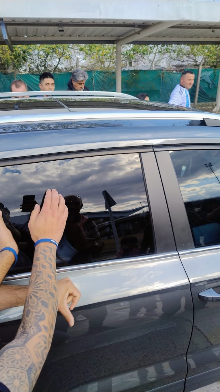 Tevez llegó a Córdoba y evitó a la prensa en el Aeropuerto.