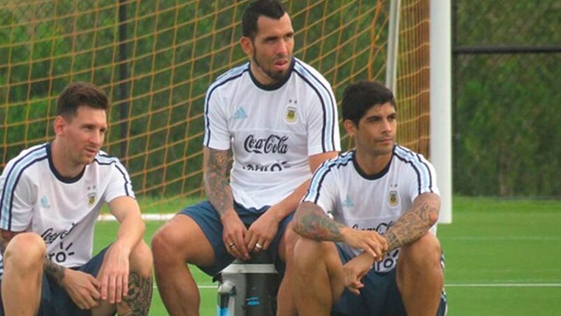 Tévez, Messi y Banega estarán en el banco esta noche. 