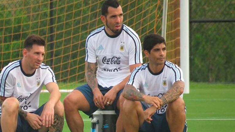 Tévez, Messi y Banega estarán en el banco esta noche.