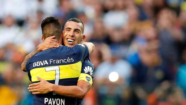 Tevez, que fue figura, abraza a Pavón, uno de los goleadores de la tarde.