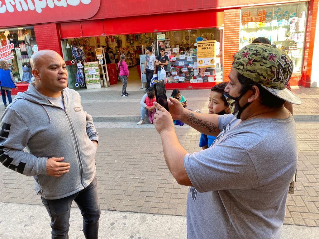The Monkey vuelve al Estadio Del Centro y en la previa José salió a vender entradas en la peatonal.