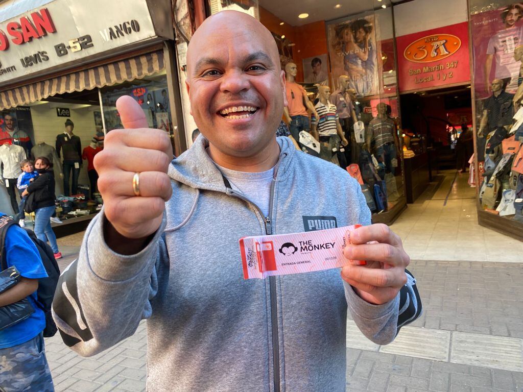 The Monkey vuelve al Estadio Del Centro y en la previa José salió a vender entradas en la peatonal.