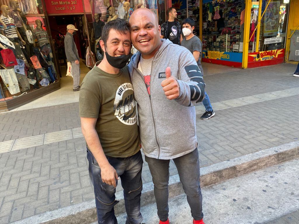 The Monkey vuelve al Estadio Del Centro y en la previa José salió a vender entradas en la peatonal.